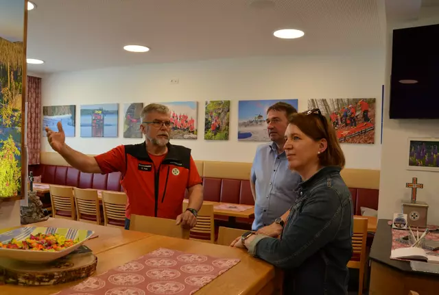 Bergrettungs-Ortsstellenleiter Reinhold Petz berichtete beim Besuch über Einsätze der letzten Saison. | Foto: ÖVP/Gierlinger