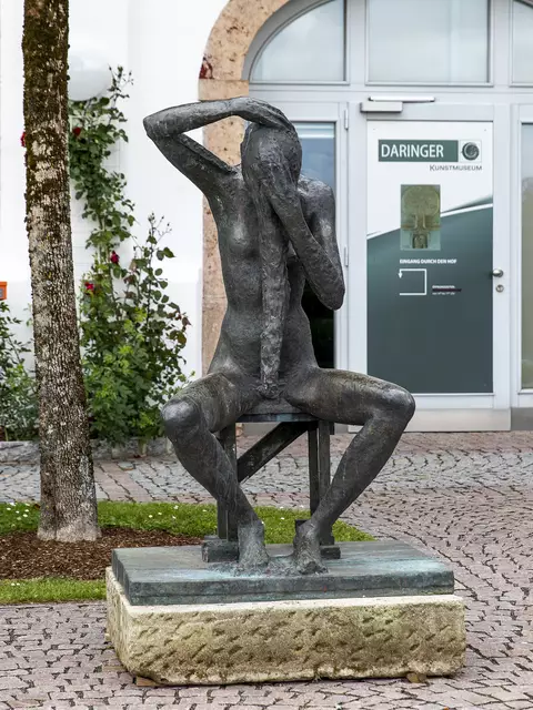 "Die Haare Waschende"  vor dem DARINGER Kunstmuseum  | Foto: Andreas Mühlleitner