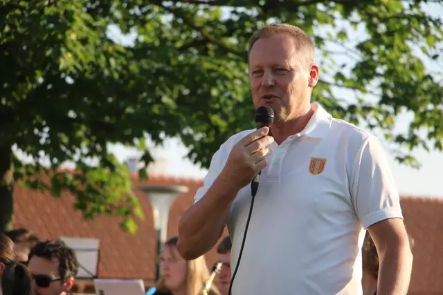 Bürgermeister Peter Schlagbauer hat die Gäste beim Sommerkonzert begrüßt. | Foto: MeinBezirk/Hofmüller