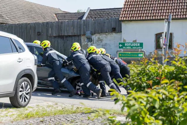 Mittels Radroller schoben mehrere Einsatzkräfte das Unfallwrack auf einen benachbarten Parkplatz und stellten es dort gesichert ab. | Foto: Manuel Kitzler
