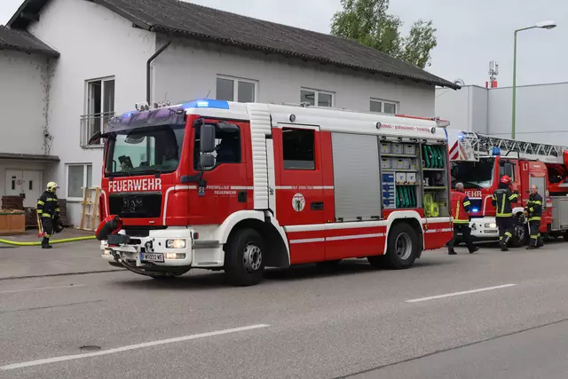 Die Feuerwehr musste einen Gefahrstoffeinsatz bei der Welser Firma Mettec Guss durchführen – dort war es in einem Behälter zu einer heftigen chemischen Reaktion gekommen. | Foto: laumat.at