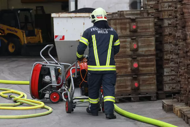Die Feuerwehr musste einen Gefahrstoffeinsatz bei der Welser Firma Mettec Guss durchführen – dort war es in einem Behälter zu einer heftigen chemischen Reaktion gekommen. | Foto: laumat.at