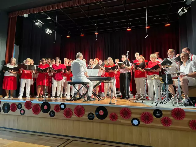 Passend zum Motto des Konzerts „Made in Austria“ präsentierte sich der Chorklang Schwechat diesmal im Volkshaus Himberg in rot und weiß. | Foto: Foto: Daniela Bryant