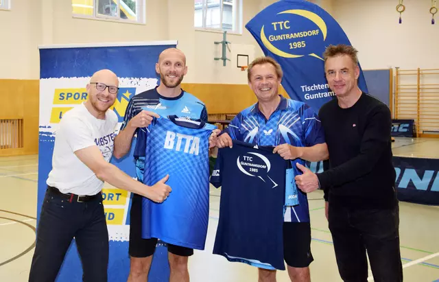 Daumen hoch für die Spielgemeinschaft: Bernhard Garaus, Christoph Lehner, Gerald Gschiegl und Georg Melber (von links). | Foto: TTC Guntramsdorf