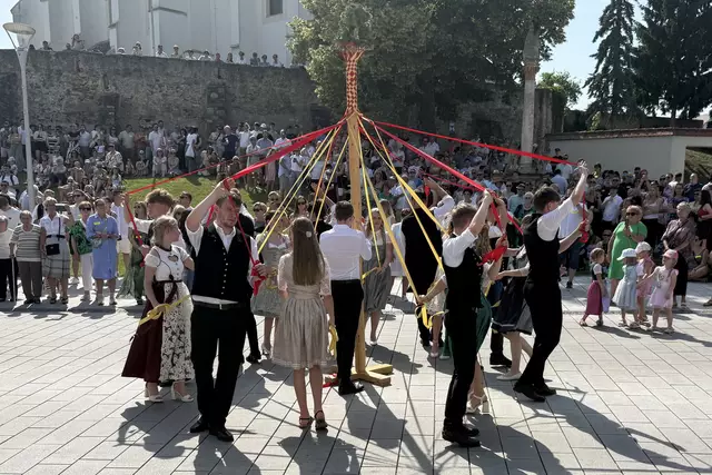 Am Sonntag wurde der traditionelle Bandltanz vor der Kirche dargeboten. | Foto: Gemeinde Marz