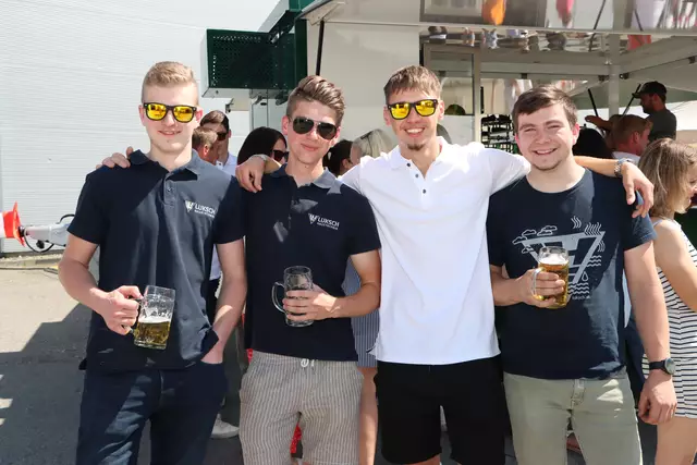 Auch die aktuellen Luksch-Lehrlinge ließen es sich nicht nehmen und waren bei der einmaligen Firmenfeier mit dabei. | Foto: Markus Bäumler/zema-medien.de