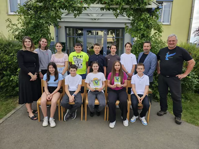 Theresa Wieser (l.), Bezirkskoordinator Bernard Wieser (r.), Direktor Walter Thier (2.v.r.) mit den zehn besten Teilnehmern der MS St. Stefan/R. | Foto: MS St. Stefan/R.