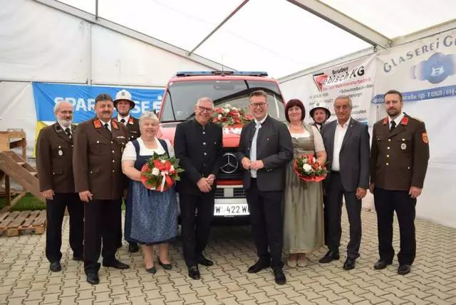 Bürgermeister Franz Stiegler und Abgeordneter zum NÖ Landtag Matthias Zauner (Mitte, beide ÖVP) bezeugten die Segnung des neuen Mannschaftstransportfahrzeuges. | Foto: ASB Viktoria Mannsberger / FF Matzendorf