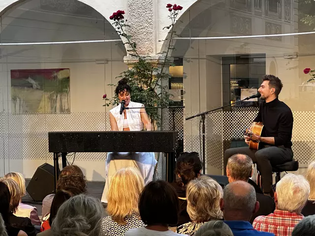 Die Austro-Musikerin Ina Regen konnte die 400 Gäste bei dem Konzert im Schloss Puchberg gekonnt mit ihren Mundart-Songs in ihren Bann ziehen. | Foto: MeinBezirk