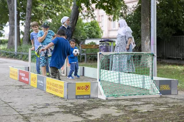 Beim Bezirksfest im Esterházypark gibt es ein Fußball-Minispielfeld. | Foto: BV6