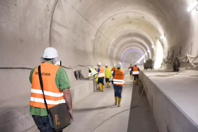 Ab 2029 fahren hier auf diesem Schienenbett bereits die ersten Züge – zuerst als Testfahrten. | Foto: Martin Meieregger