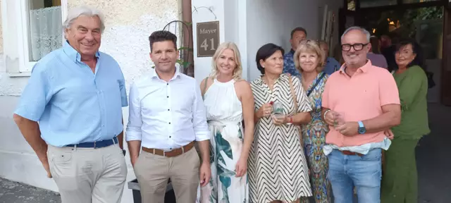 v.li.n.r. Robert Friedl vom Zöbingberg mit Bgm. Hannes Karner und Gattinen und weiteren Besuchern des Sommerkaretts.