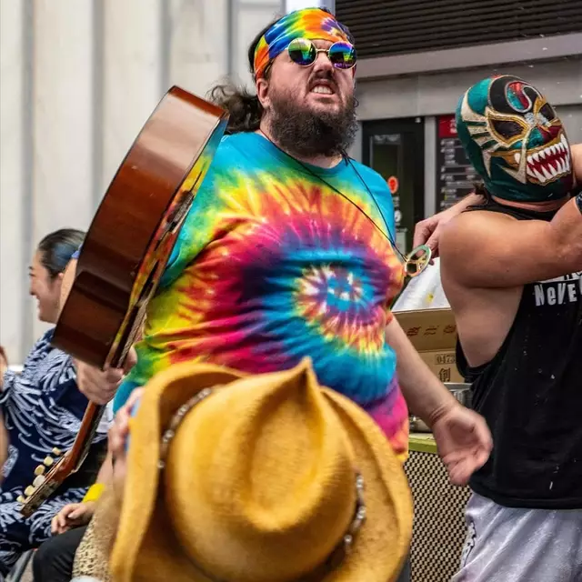 "Sick Bubblegum" Stefan Reinisch kommt bei seinen Auftritten stets mit einer Gitarre zum Ring. | Foto: 2024 KAORU