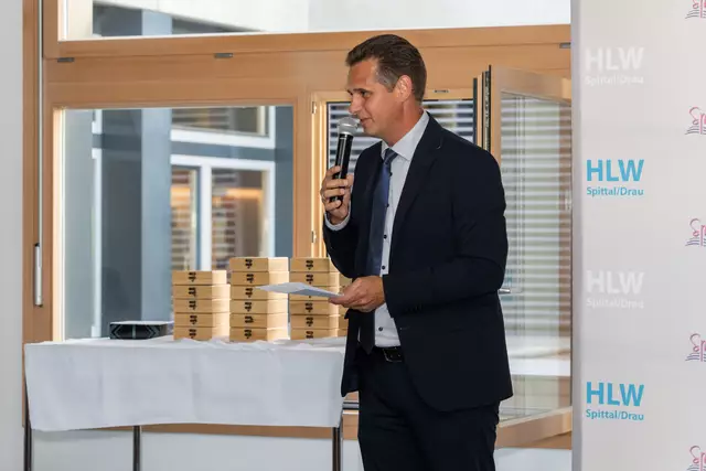 Klassenvorstand Mag. Wolfang Lichtner blickt auf schöne Zeiten und erlebnisreiche fünf Schuljahre zurück | Foto: (c) hlwspittal 2025, Richard Krämmer