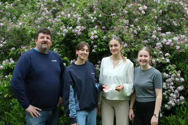 Von rechts: GirlsCare-Projektverantwortliche Anja Schönbauer, Laura Anzengruber, Projektleiterin Clara Riedl uns Projektmanagement-Lehrer Gregor Maier-Lehner. | Foto: HBLA Elmberg