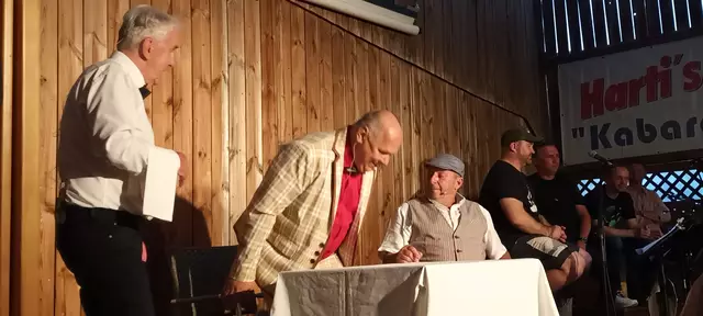 Tino als Hr. Josef, Ober; Harti als Hr. Stranzl; hans als Hr. Klement im Kaffeehaus diskutieren die Wege aus der Krise.