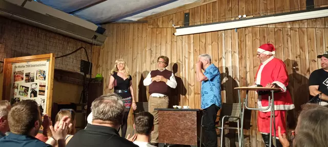 Anita Orel als Fr. Knackal, Hr. Ing. Breitfuß - Harti; Tino als Hr. Weber; Hans als Hr. Klaus.