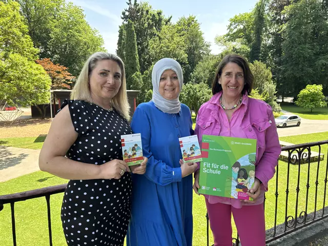 Freuen sich schon auf den Rucksack-Sommer: Ulrike Stefflbauer (rechts im Bild) mit den Stadtteilmüttern Besa (links) und Tezcan. | Foto: Lisa Gold