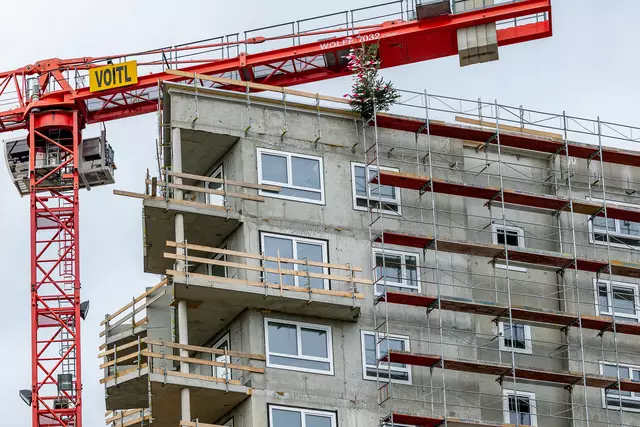 Die Bauarbeiten beim Projekt im Village im Dritten laufen auf Hochtouren.  | Foto: Alexander Ch. Wulz