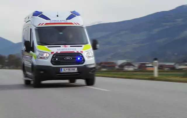 Ein Rennradfahrer musste nach einem Zusammenstoß mit einem Klein-Lkw am Mittwochvormittag in Inzing in die Klinik Hochrum gebracht werden. (Symbolbild) | Foto: RD Tirol GmbH/Eller