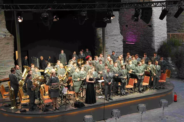 Weit mehr als Marschmusik und Zapfenstreich: die Militärmusik Burgenland begeisterte auf der Burg Schlaining bei einem Konzert, das thematisch dem "Frieden" untergeordnet wurde; unterstützt mit Ton- und Lichtdesign.  | Foto: Peter Seper
