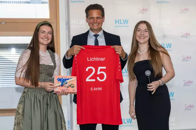 Klassenvorstandsgeschenk - Jahrgang 25 Lichtner mit etwas Süßem - gespickt mit einem Gutschein für eine kulinarische Weinreise ;)
überreicht von Hanna Dullnig und Laura Amlacher | Foto: (c) hlwspittal 2025, Richard Krämmer