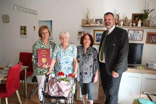 v.li.n.re.: Christa Führer (Tochter), Maria Vollgruber, Traude Vollgruber (Tochter), Bgm. Bmstr. Ing. Franz Holzer | Foto: Stadtgemeinde Gföhl