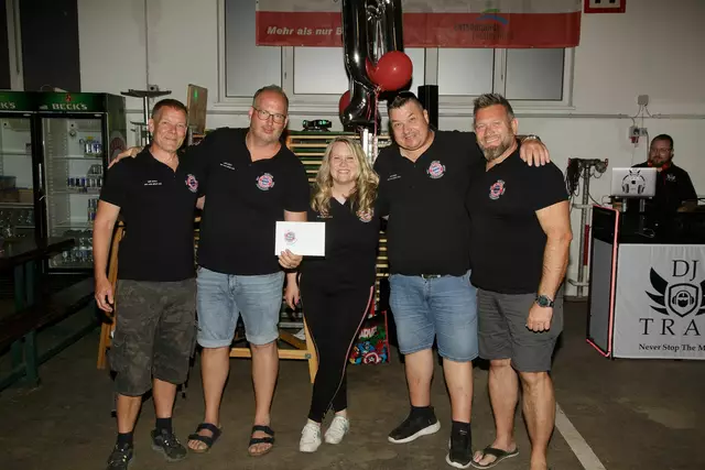 Der Erlös aus der diesjährigen Tombola kam der Feuerwehrjugend Zwölfaxing zugute. | Foto: Thomas Lukaschitz