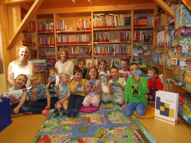 Die Pädagoginnen Eva Brunner-Mitteröcker und Anita Mladek mit den Kindern Vivian Artner, Viktor Bernhard, Johannes Müller, Noah Schöpf, David Poiss, Miriam Anderl, Iris Reisinger, Anna Poiss, Jonas Danzinger, Tobias Schnitzler, David Poik und Alex Wiesmüller.