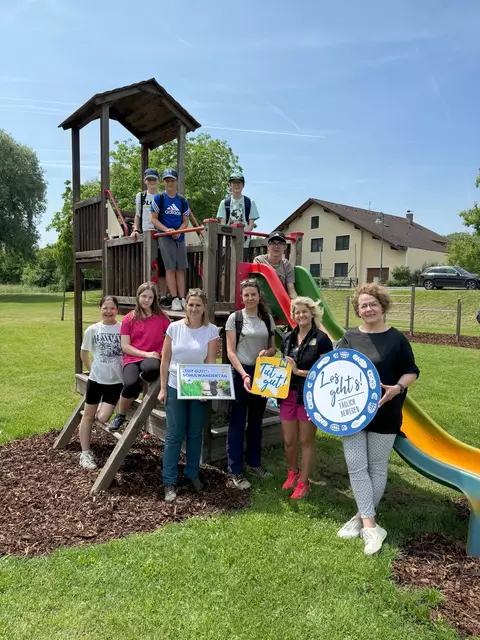 Bildungslandesrätin Christiane Teschl-Hofmeister (r.), Irene Burian, „Tut gut!“ (2.v.r.), „Gesunde Schule“-Beraterin Claudia Hoffmann (3.v.r.) mit Direktorin Carina Kaserbacher-Würz (4.v.r.). | Foto: Tut gut!/Zwinz