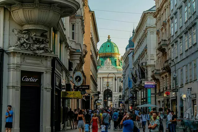Bereits seit Jahrhunderten zieht die Innere Stadt zahlreiche Besucherinnen und Besucher an. | Foto: Anna Hunko/Unsplash