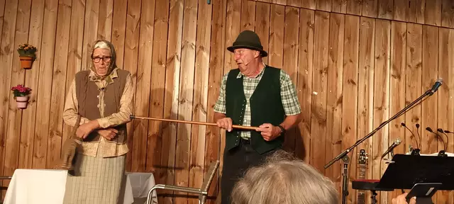 Das Hörgerät fehlt, Hans stupst Lena.