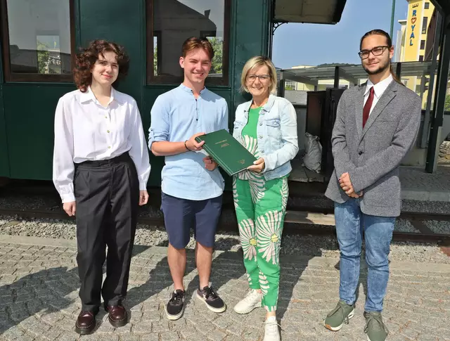 Ronja Feichtinger, Alexander Schmid und Paul Zakall stellten sich bei der Bad Ischler Bürgermeisterin mit einem Exemplar ihrer Diplomarbeit ein. | Foto: Hörmandinger
