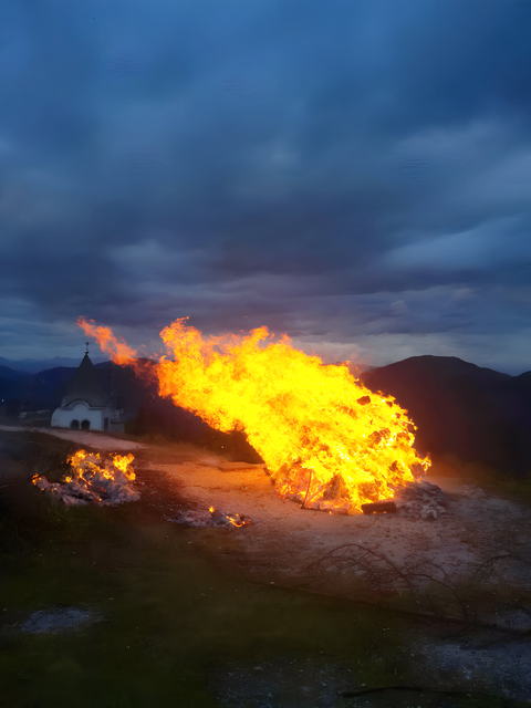 Am Montag, dem 23. Juni trifft man sich am Luschari zur Johannesfeuer-Segnung.   | Foto: Dorotea Willeit 