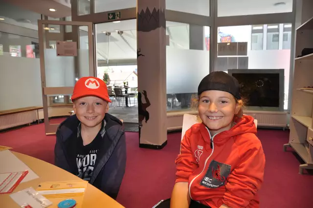 Unsere Reporter David und Levio in der Redaktion. 