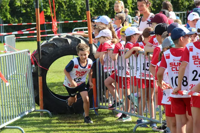 Traktorreifen, Heuballen und Slalomstangen mussten überwunden werden. | Foto: MeinBezirk/Staudinger