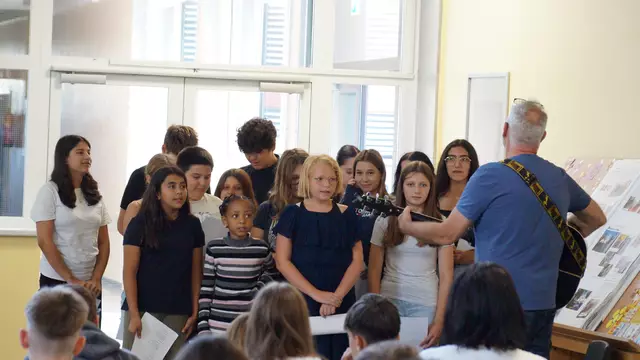 Auch der Schulchor hatte einen Auftritt. | Foto: Schrapf