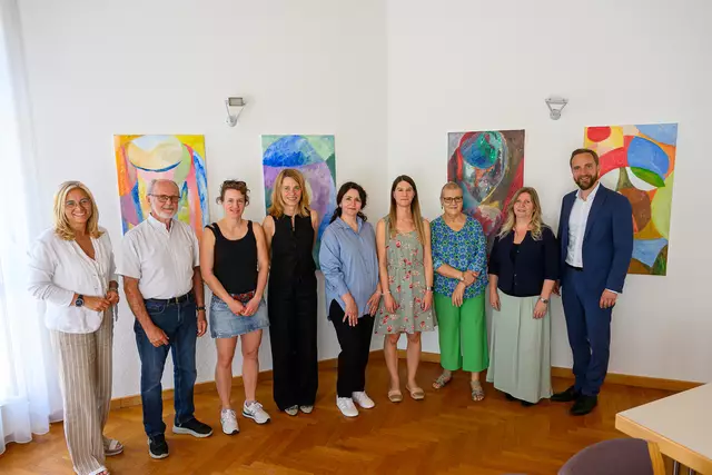 Sechs Künstlerinnen und ein Künstler schufen zusammenhängende Bilder, die speziell für die Innenräume der VHS Wels in der Noitzmühle erarbeitet wurden. | Foto: Stadt Wels