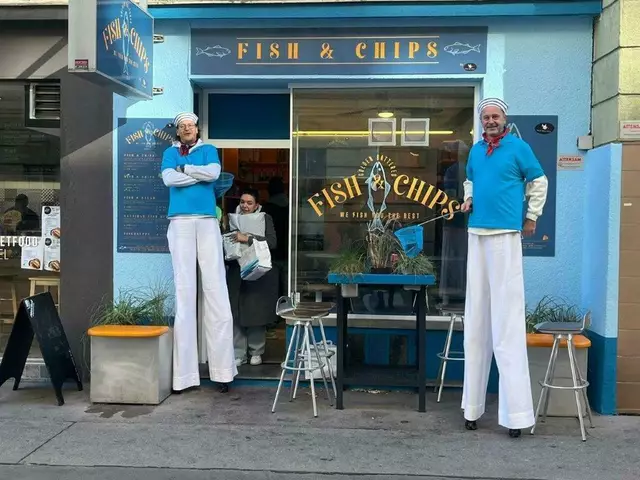 Von außen erstrahlt das "Fish&Chips Bistro" in einem knalligen Blau. | Foto: Seeteufel