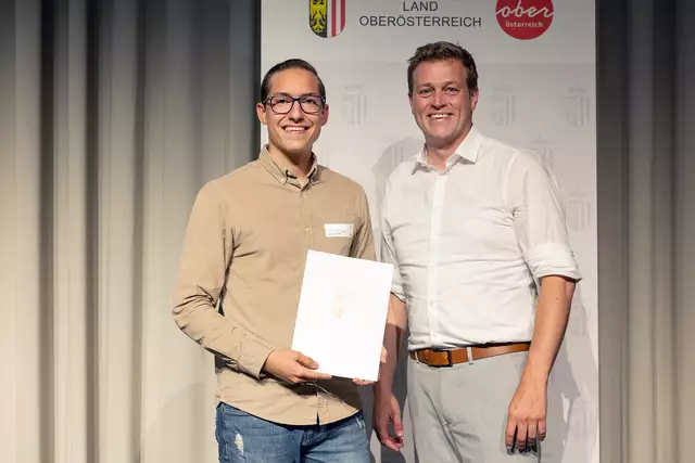 Alexander Strobl von der Marktgemeinde Altmünster mit Umwelt- und Klima-Landesrat Stefan Kaineder. | Foto: Land OÖ/Margot Haag