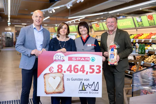 Odo Gatterer, Leiter der Filialorganisation SPAR Kärnten und Osttirol (links) und Christian Klinar von Ölz (rechts) übergaben mit Marktleiterin Sabrina Herzig den Scheck an Karin Weiskopf von der Lienzer Brücke. | Foto: SPAR/Martin Lugger