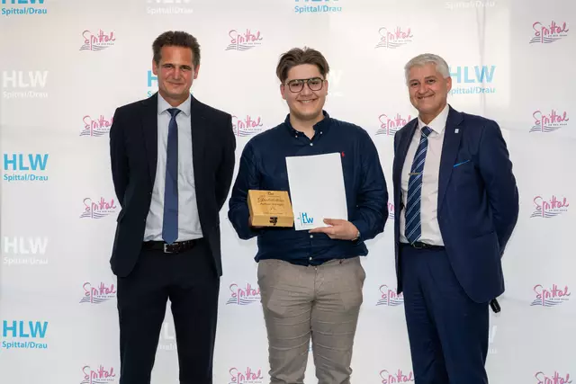 Prüfungszeugnisverleihung mit besonderem Geschenk des Klassenvorstandes.

Klassenvorstand Wolfgang Lichtner, Schulsprecher Amar Hrnjic und Direktor Adolf Lackner | Foto: (c) hlwspittal 2025, Richard Krämmer