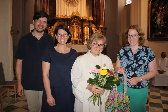 Die Mitglieder des Arbeitskreises „Familiengottesdienst“ dankten Pfarrkuratorin Abfalterer-Aranyossy (Mitte) für ihr Engagement: Markus Mathies, Bernadette Mathies und Larissa Partl (v.l.n.r.) | Foto: Jordan