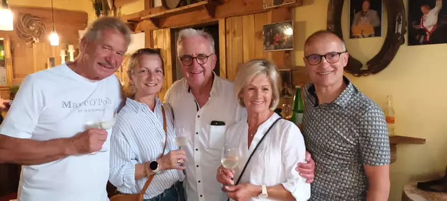 Tino in der Mitte der Gäste 