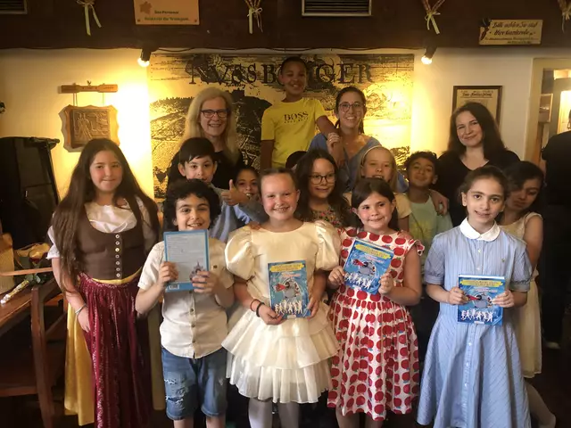 Die Schülerinnen und Schüler der VBS Grinzinger Straße präsentierten ihr Buch.  | Foto: z.V.g.