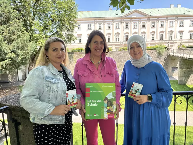 Freuen sich schon auf den Rucksack-Sommer: Ulrike Stefflbauer (Mitte) mit den Stadtteilmüttern Besa (links) und Tezcan. | Foto: Lisa Gold