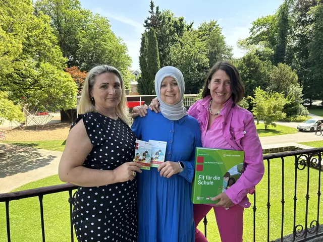 Freuen sich schon auf den Rucksack-Sommer: Ulrike Stefflbauer (rechts im Bild) mit den Stadtteilmüttern Besa (links) und Tezcan. | Foto: Lisa Gold