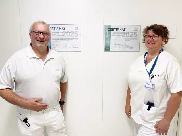 Freuen sich über die erfolgreiche Auszeichnung: Prim. Dr. Michael Hüpfl, Vorstand der Abteilung für Anästhesie und Intensivmedizin und DGKP Ernestine Weissenböck, Stationsleitung ICU/IMCU. | Foto:  UK Neunkirchen 