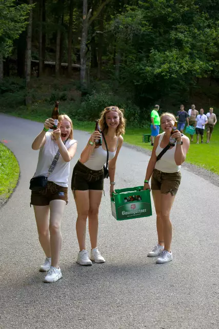 Der Bierkistenlauf ist eine Spaßveranstaltung mit ernstem Hintergrund.  | Foto: Himsl