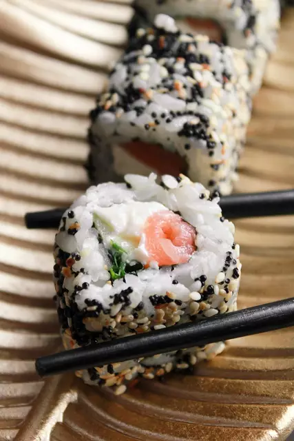 Sushi kennt fast jeder - ein traditionelles japanisches Gericht. Für viele ist es Fast Food, aber nicht für die Japaner, für sie ist es edles Produkt. | Foto: Symbolbild: Pixabay